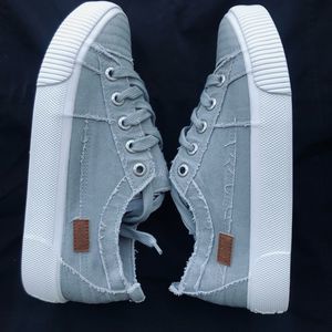 NWT Blowfish sneakers size 8.5 medium beachy blue vibe